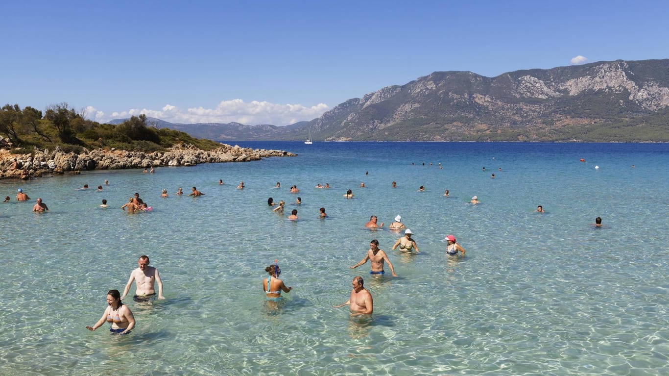 Türkei, Golf von Gökova: Touristen baden am idyllischen Kleopatra-Strand.