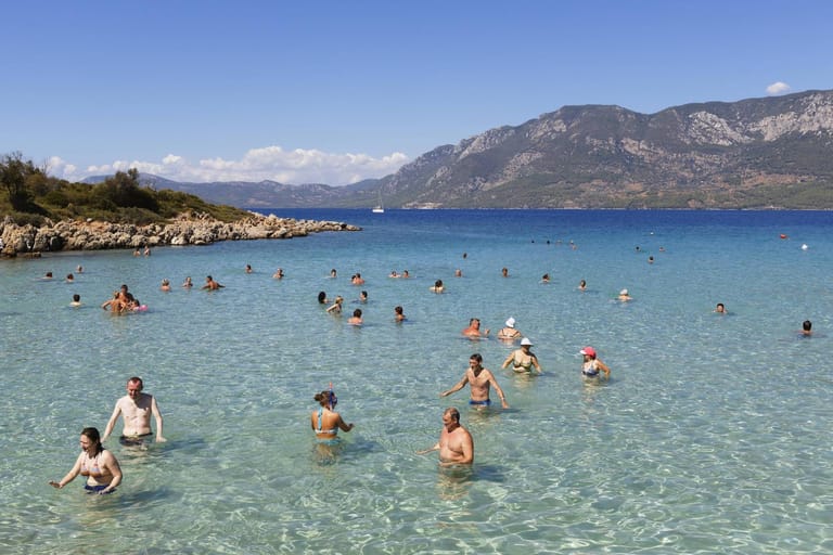 Türkei, Golf von Gökova: Touristen baden am idyllischen Kleopatra-Strand.