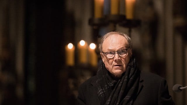 Der Schauspieler Klaus Maria Brandauer liest im Kölner Dom.