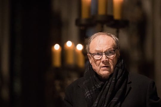 Der Schauspieler Klaus Maria Brandauer liest im Kölner Dom.