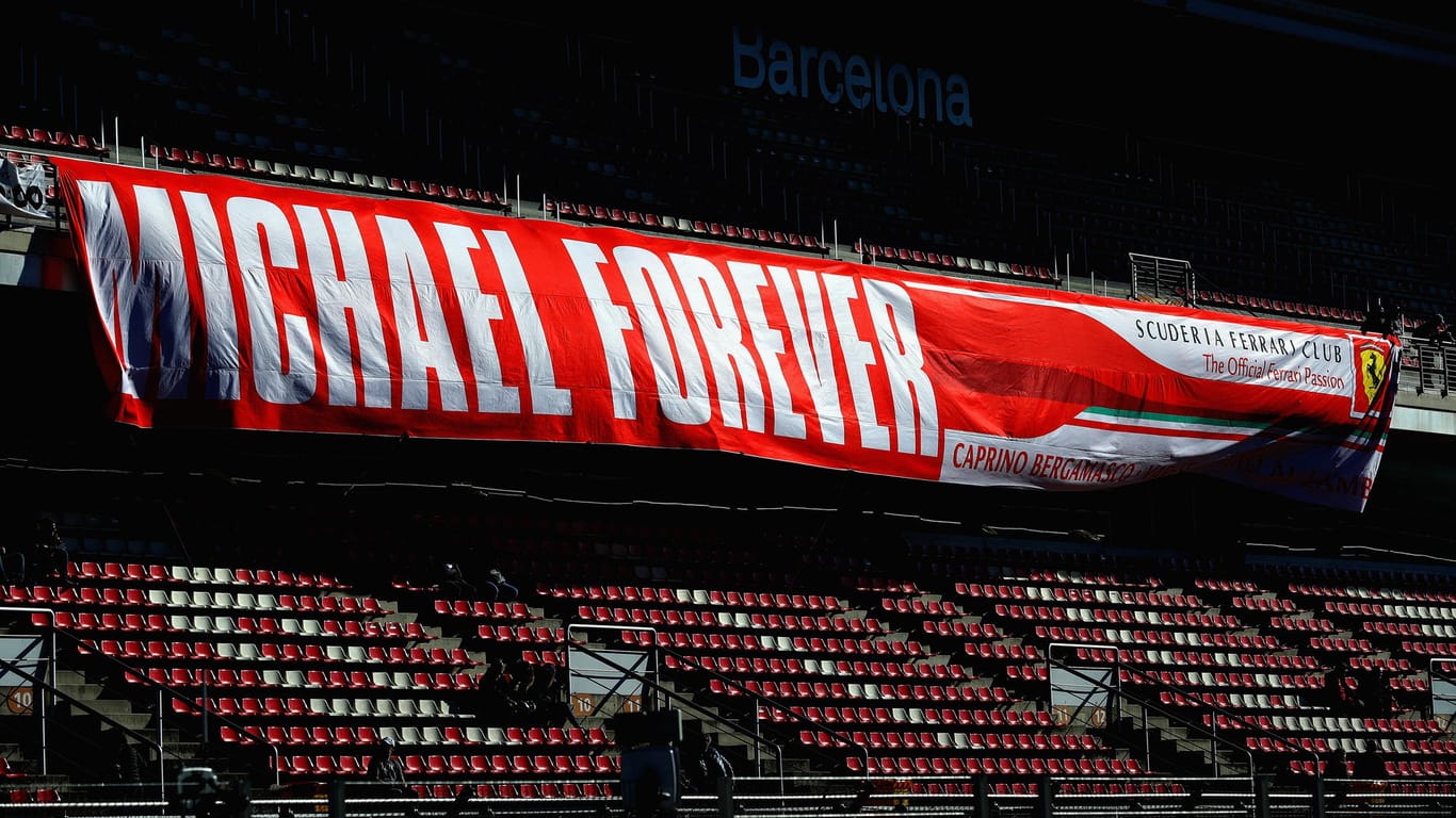 "Michael für immer": Mit dem riesigen Banner erinnert ein Ferrari-Fanclub bei den Testfahrten in Barcelona an die Formel-1-Legende.