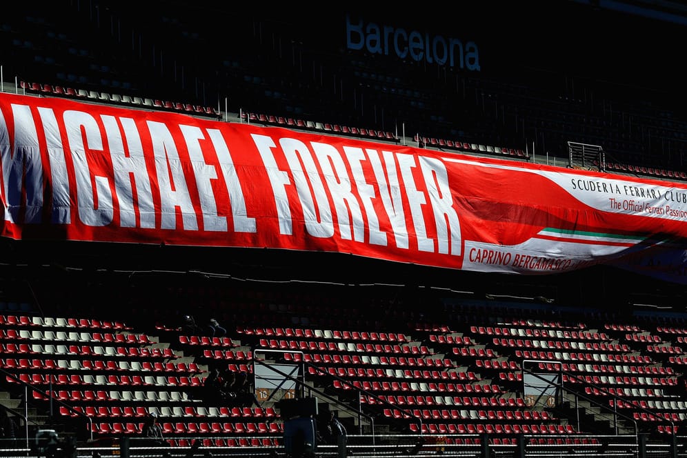 "Michael für immer": Mit dem riesigen Banner erinnert ein Ferrari-Fanclub bei den Testfahrten in Barcelona an die Formel-1-Legende.