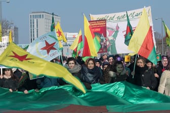 Protest in Berlin gegen türkische Angriffe in Syrien: YPG-Fahnen eines Demonstranten wurden hier beschlagnahmt.