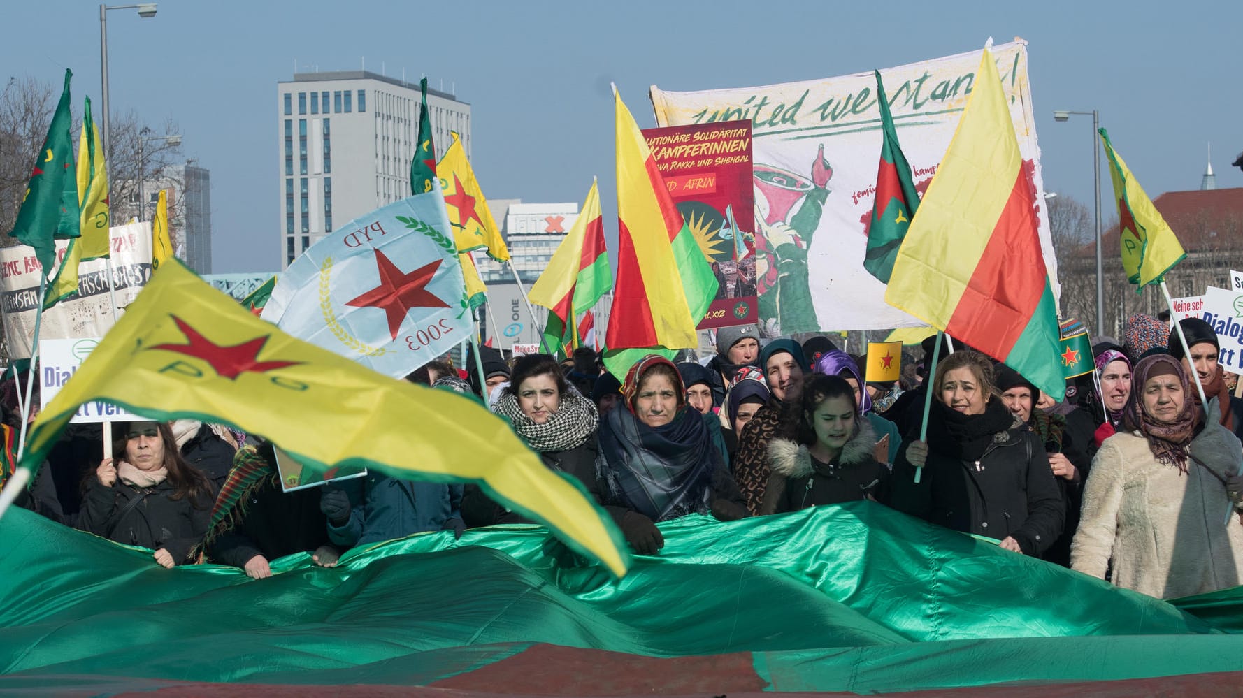 Protest in Berlin gegen türkische Angriffe in Syrien: YPG-Fahnen eines Demonstranten wurden hier beschlagnahmt. Protest in Berlin gegen türkische Angriffe in Syrien: YPG-Fahnen eines Demonstranten wurden hier beschlagnahmt.