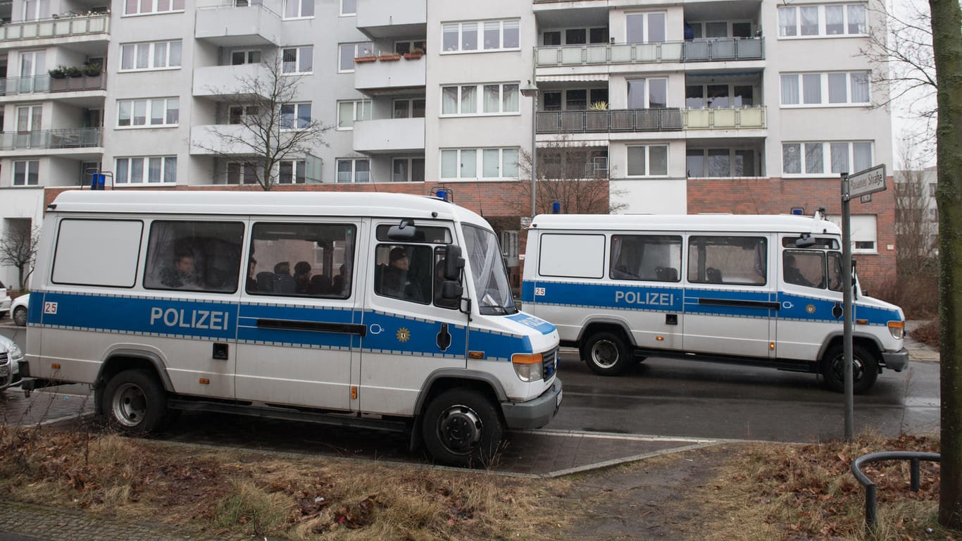 Polizeifahrzeuge vor dem Gebäudekomplex in Alt-Hohenschönhausen: Eine Mutter fand hier in einer Wohnung ihre schwerverletzte 14-jährige Tochter. Jede Hilfe kam zu spät.