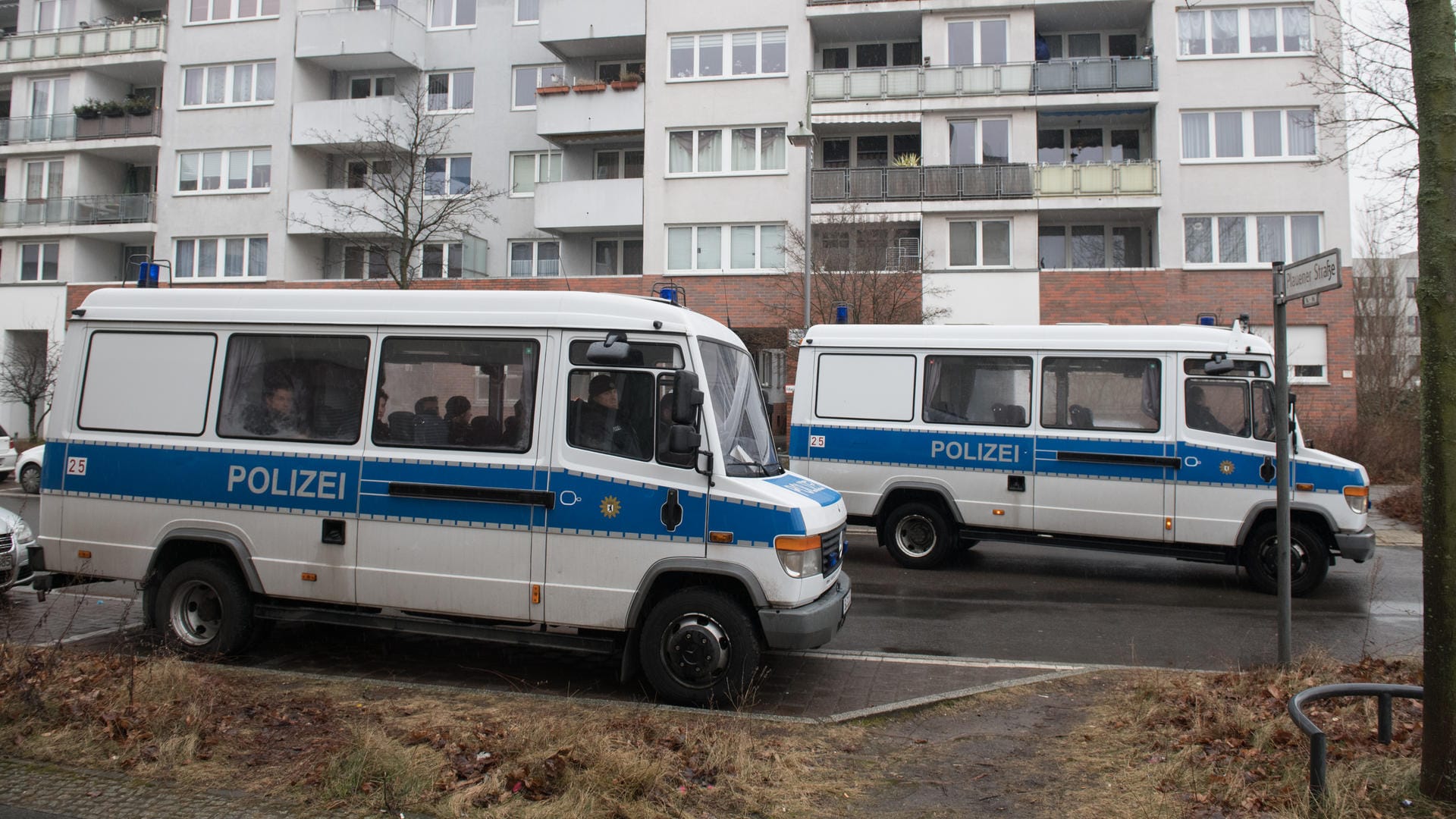 Polizeifahrzeuge vor dem Gebäudekomplex in Alt-Hohenschönhausen: Eine Mutter fand hier in einer Wohnung ihre schwerverletzte 14-jährige Tochter. Jede Hilfe kam zu spät. Polizeifahrzeuge vor dem Gebäudekomplex in Alt-Hohenschönhausen: Eine Mutter fand hier in einer Wohnung ihre schwerverletzte 14-jährige Tochter. Jede Hilfe kam zu spät.