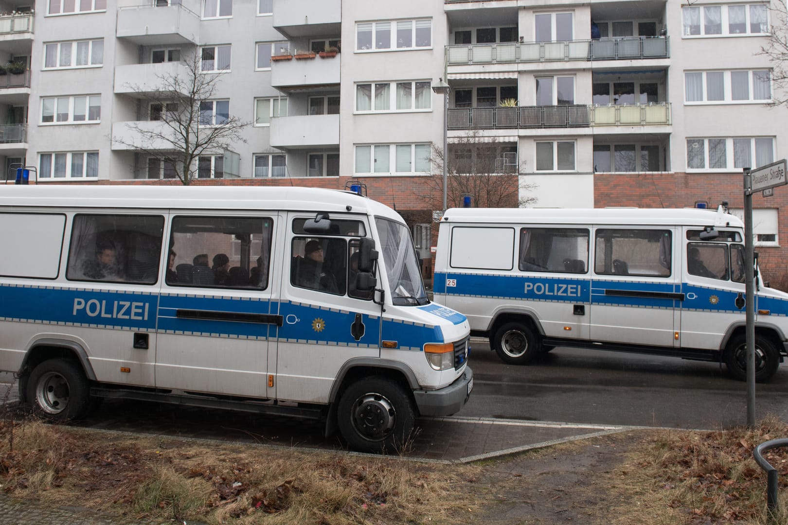 Polizeifahrzeuge vor dem Gebäudekomplex in Alt-Hohenschönhausen: Eine Mutter fand hier in einer Wohnung ihre schwerverletzte 14-jährige Tochter. Jede Hilfe kam zu spät.