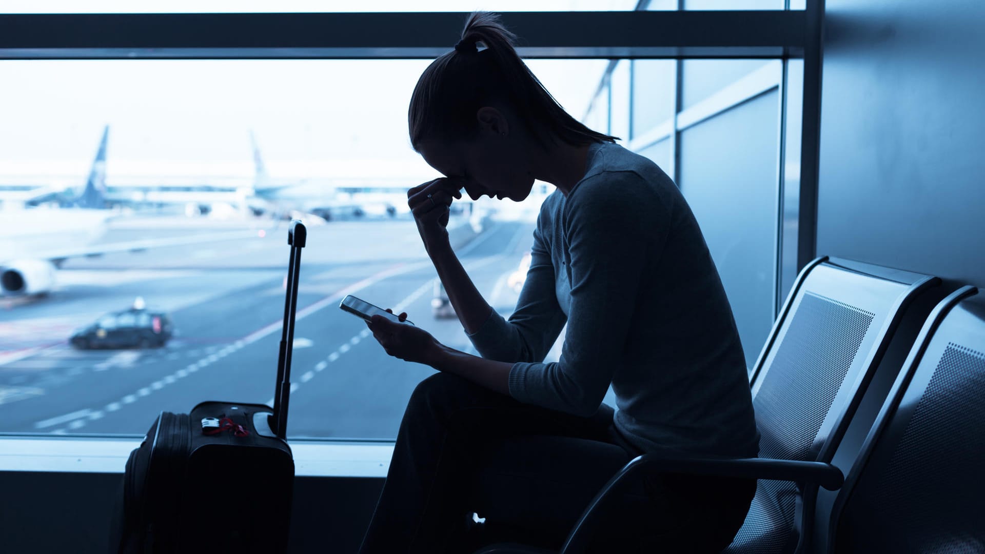 Gestresste Frau am Flughafen