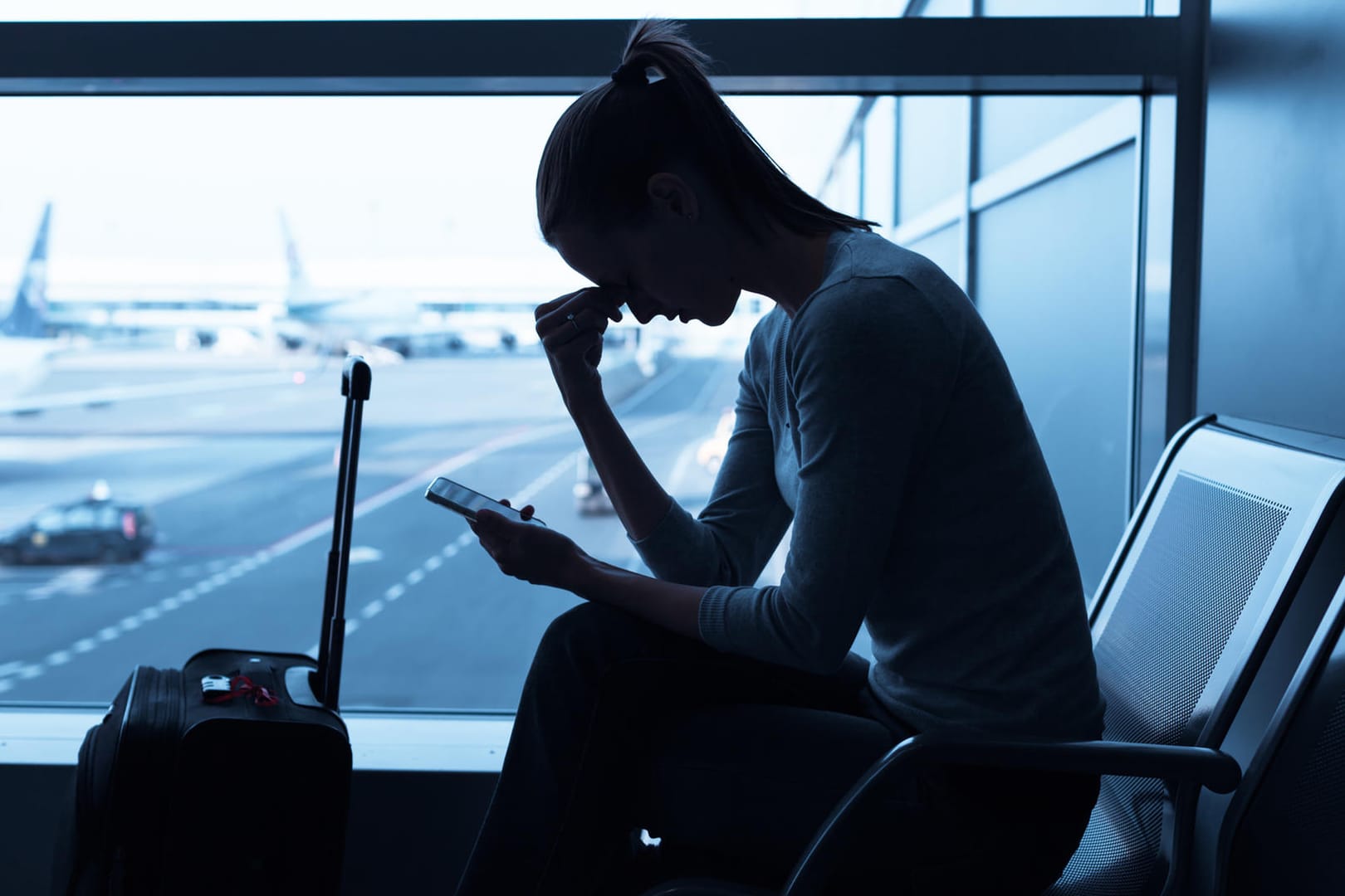 Gestresste Frau am Flughafen