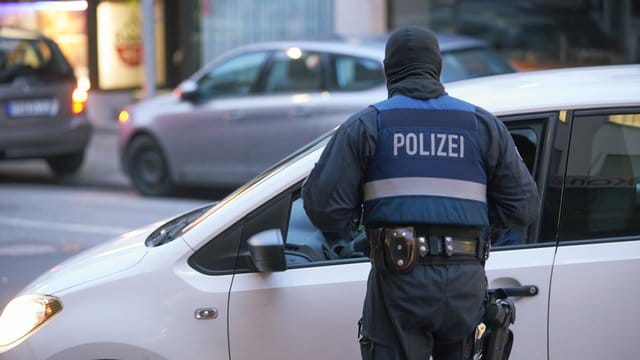 Eine Großrazzia in sieben Bundesländern führte zu der Verhaftung eines Bandenchefs. Eine Großrazzia in sieben Bundesländern führte zu der Verhaftung eines Bandenchefs.