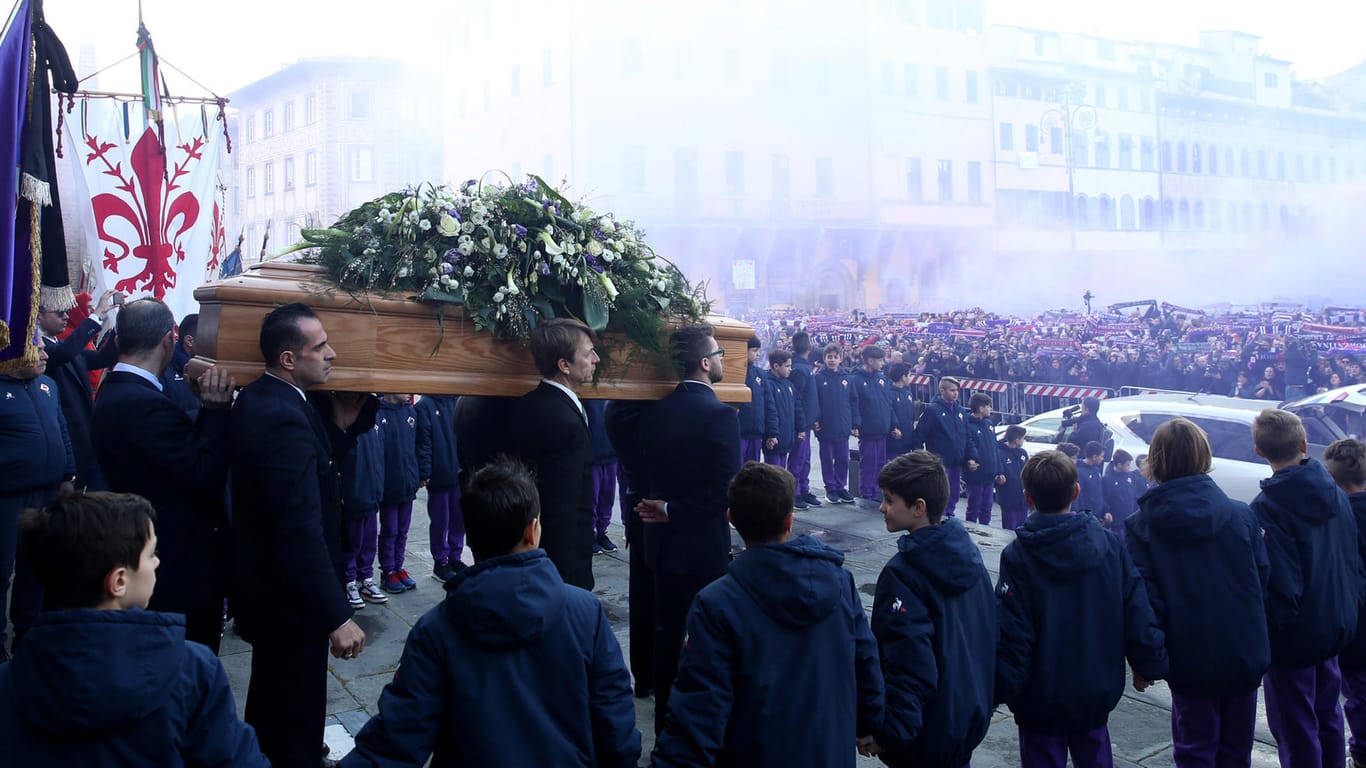 Zahlreiche Fiorentina-Anhänger nehmen vor der Santa-Croce-Basilika Abschied von Astori.