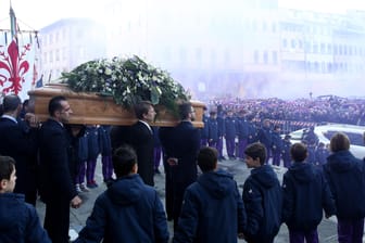 Zahlreiche Fiorentina-Anhänger nehmen vor der Santa-Croce-Basilika Abschied von Astori.