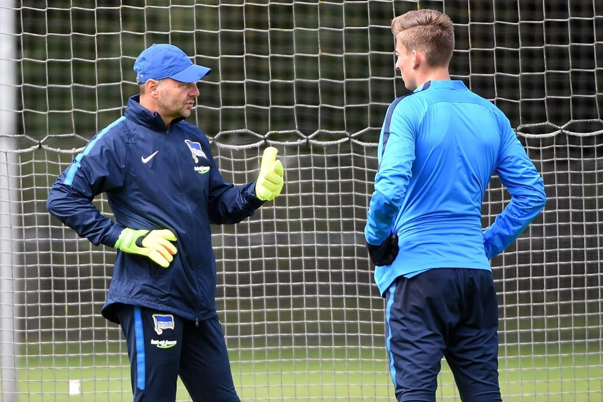 Hertha-Torwarttrainer Zsolt Petry (li.) und Keeper Jonathan Klinsmann.