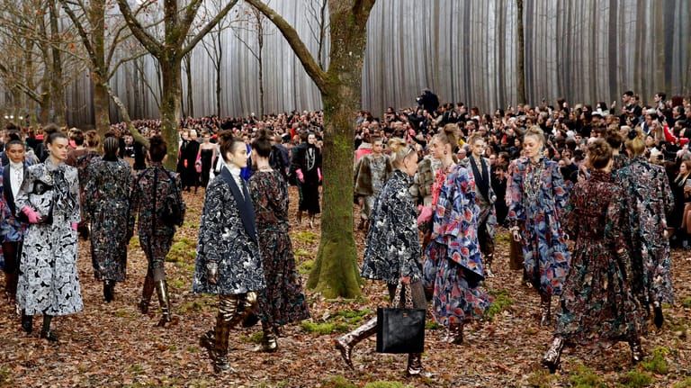 Models präsentieren die neue Lagerfeld-Kollektion: Kritik an Modenschau von Chanel und Karl Lagerfeld.