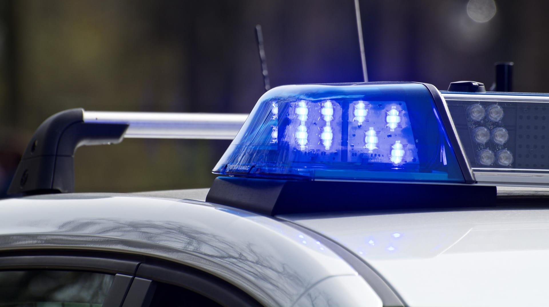 Blaulicht eines Polizei-Autos: Frau versteckt sich vor Polizei im Kleiderschrank eines Verwandten. Blaulicht eines Polizei-Autos: Frau versteckt sich vor Polizei im Kleiderschrank eines Verwandten.