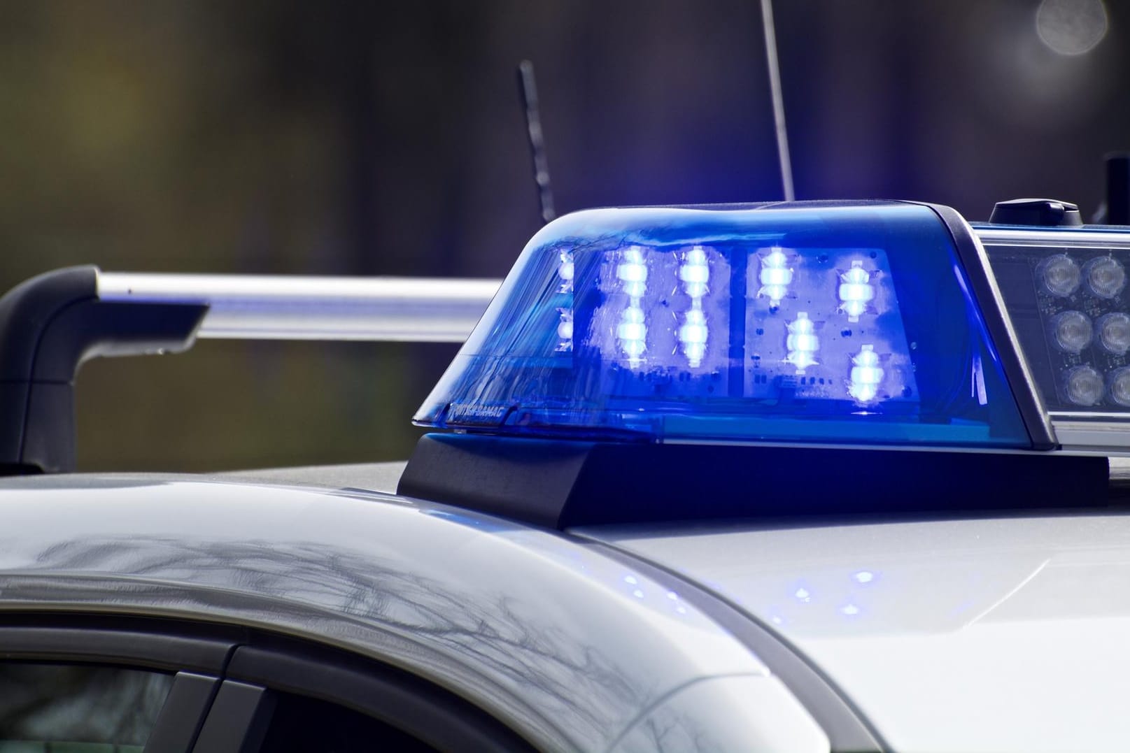 Blaulicht eines Polizei-Autos: Frau versteckt sich vor Polizei im Kleiderschrank eines Verwandten.
