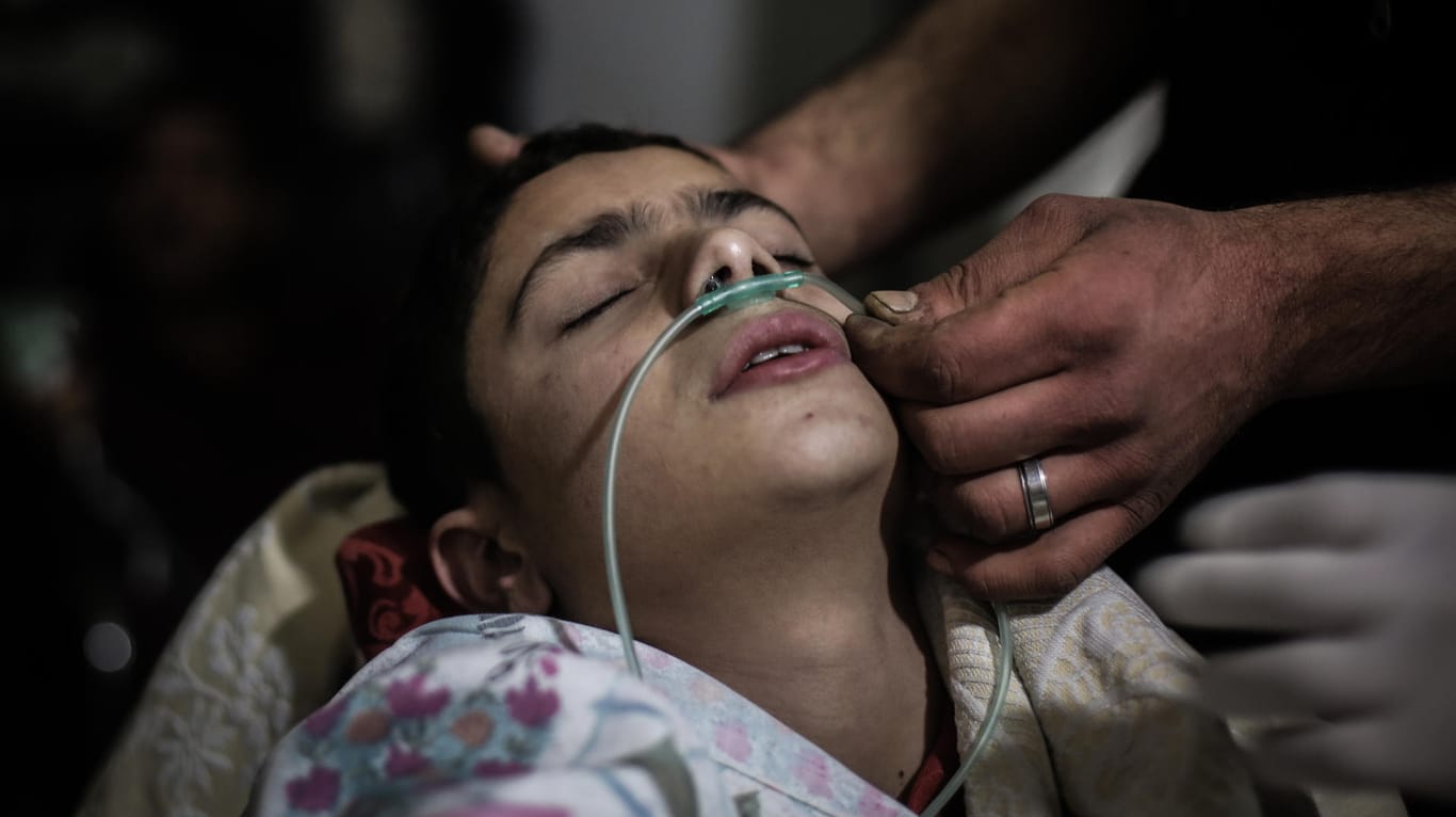 Umkämpftes Ost-Ghuta: Ein verletztes Kind erhält erste Hilfe in einem Krankenhaus.