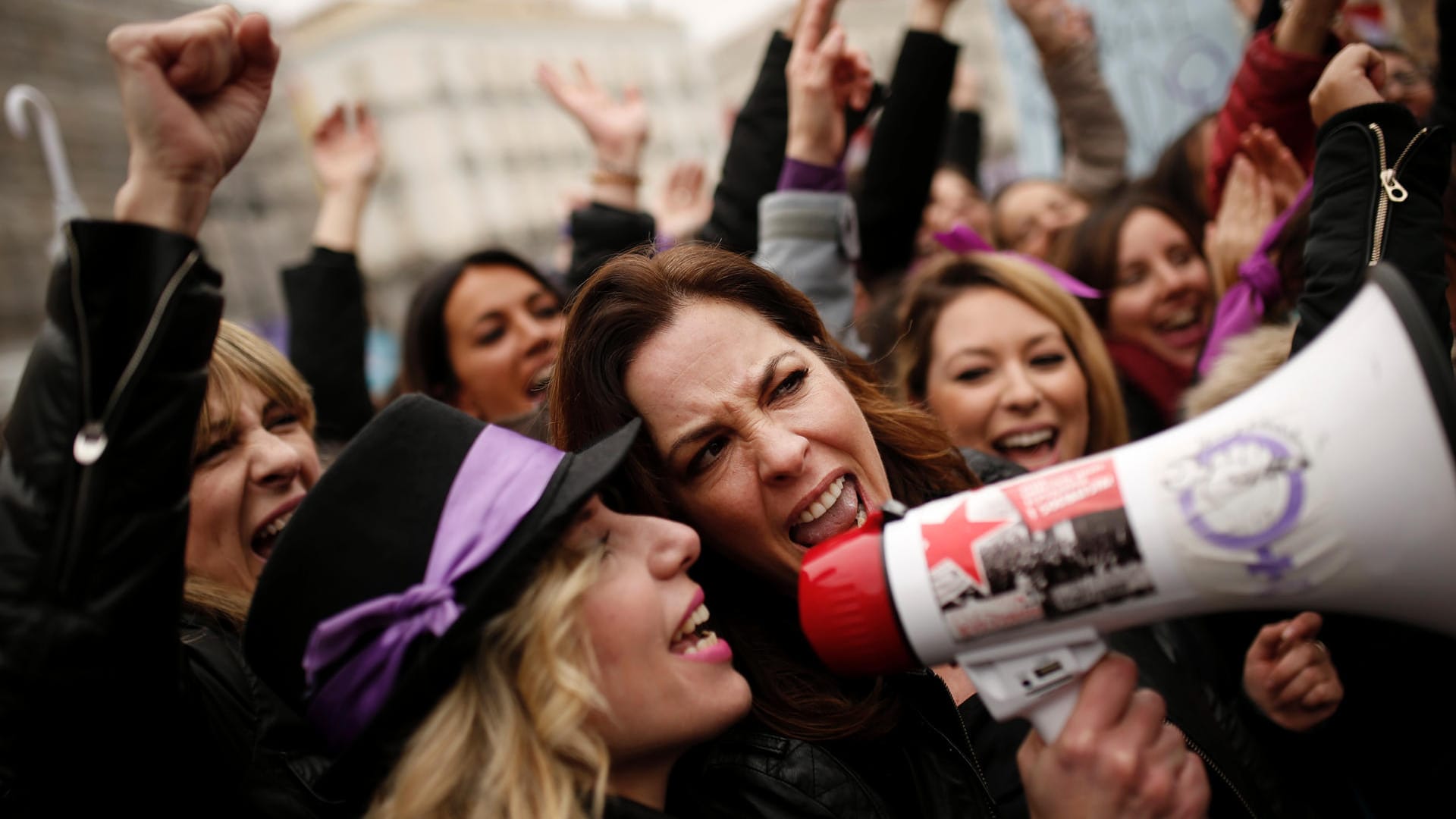 Teilnehmerinnen eines feministischen Streiks rufen Slogans zum Weltfrauentag (Symbolbild): Auch in Bremen ist ein Protest angekündigt.