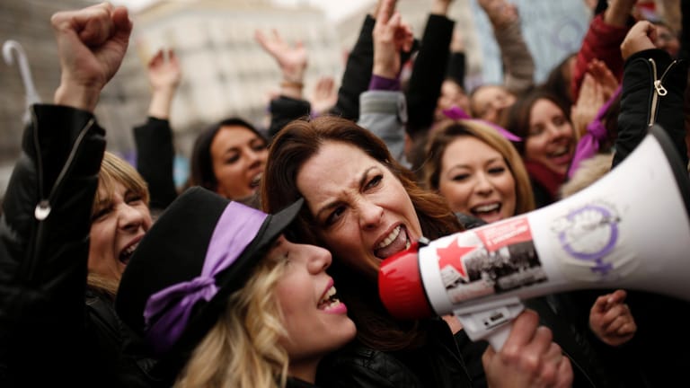 Weltfrauentag in Madrid: Teilnehmerinnen des "feministischen Streiks" rufen Slogans.