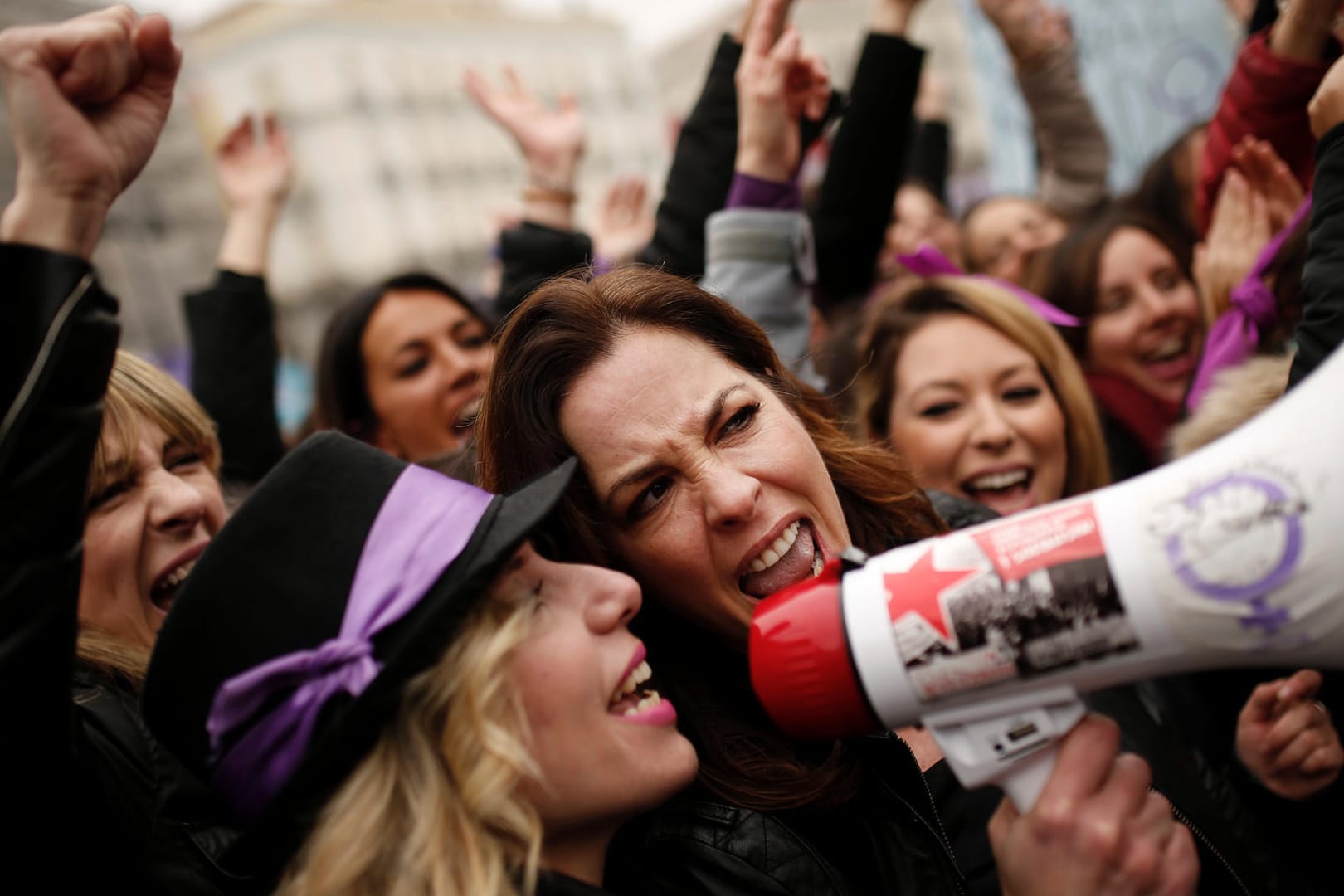 Teilnehmerinnen eines feministischen Streiks rufen Slogans zum Weltfrauentag (Symbolbild): Auch in Bremen ist ein Protest angekündigt.