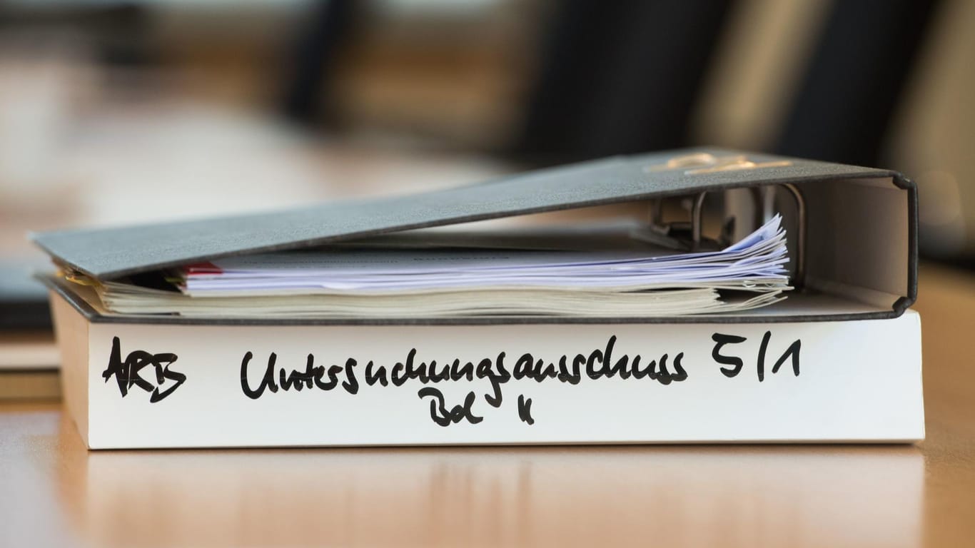 Wissenslücken zu rechten Strukturen: Aktenordner mit der Aufschrift "Untersuchungsausschuss" im NSU-Ausschuss des Thüringer Landtages.