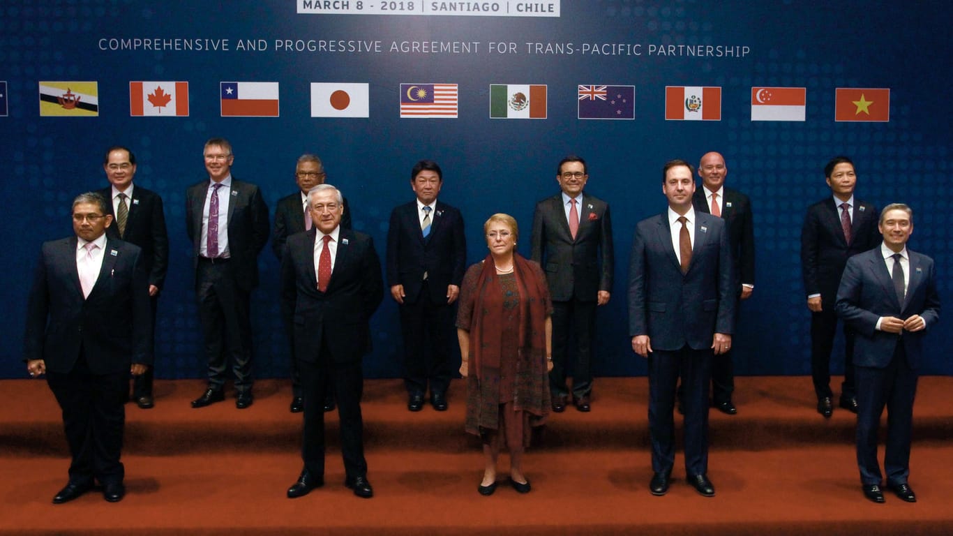 Michelle Bachelet (m.), Präsidentin von Chile, und der chilenische Außenminister Heraldo Munoz (2.v.l) lassen sich gemeinsam mit den zehn Regierungsvertretern des Pazifik-Handelsabkommens CPTPP fotografieren: Pazifik-Handelsabkommen CPTPP unterzeichnet.