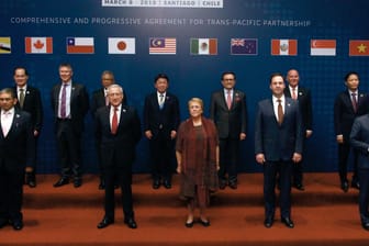 Michelle Bachelet (m.), Präsidentin von Chile, und der chilenische Außenminister Heraldo Munoz (2.v.l) lassen sich gemeinsam mit den zehn Regierungsvertretern des Pazifik-Handelsabkommens CPTPP fotografieren: Pazifik-Handelsabkommen CPTPP unterzeichnet.