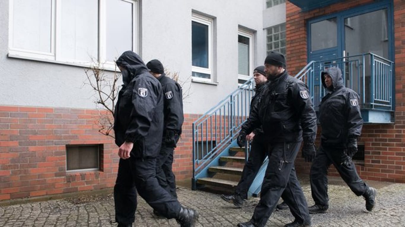 Polizisten im Einsatz in Berlin-Alt-Hohenschönhausen.