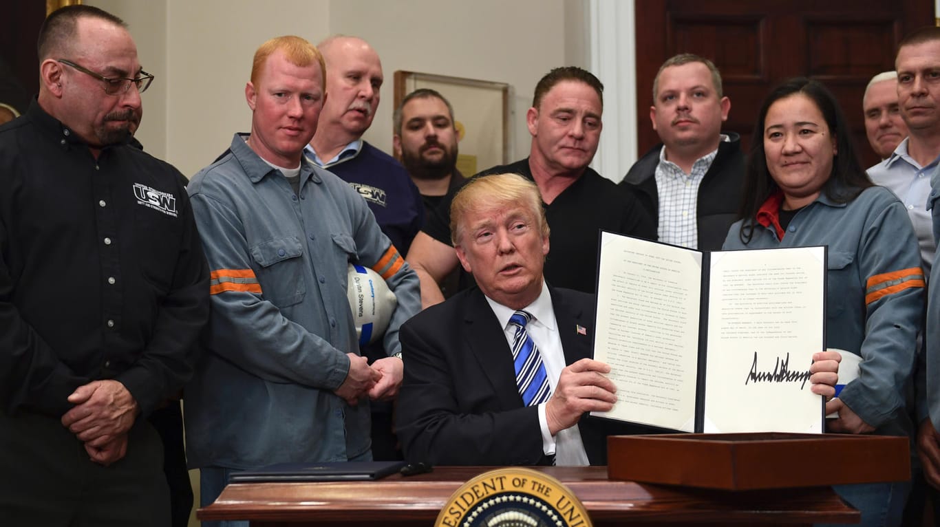 Zur Verteidigung der nationalen Sicherheit: Donald Trump unterzeichnete die Strafzoll-Anordnungen in Anwesenheit von Stahl- und Aluminiumarbeitern.