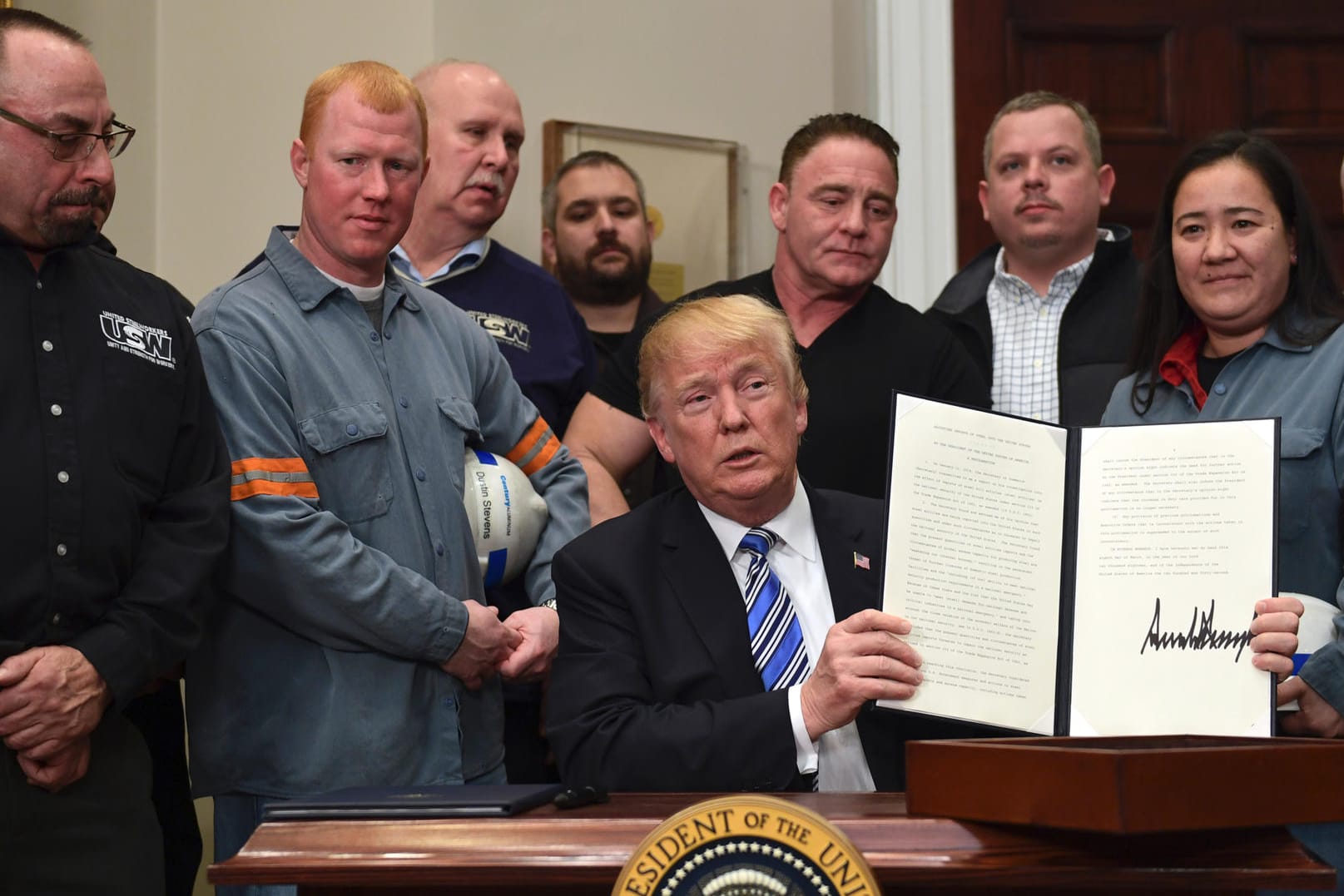Zur Verteidigung der nationalen Sicherheit: Donald Trump unterzeichnete die Strafzoll-Anordnungen in Anwesenheit von Stahl- und Aluminiumarbeitern.