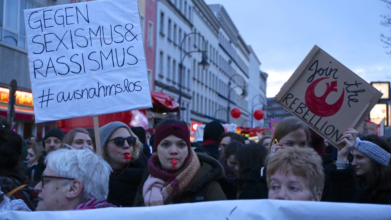 Demonstrantinnen stehen am Hermannplatz mit Schildern und Transparenten: Auch die AfD stand am Frauentag oft im Zentrum der Kritik.