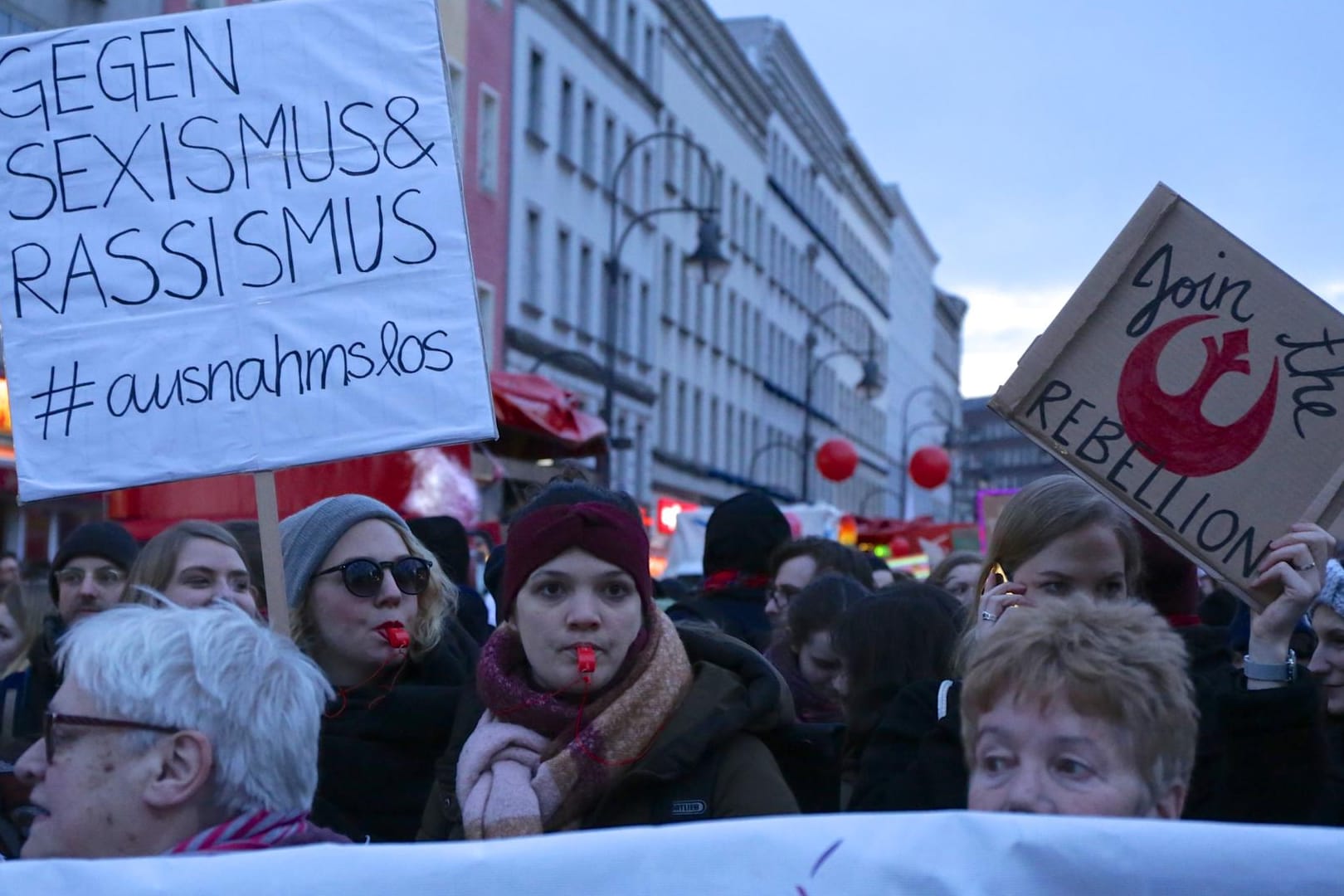 Demonstrantinnen stehen am Hermannplatz mit Schildern und Transparenten: Auch die AfD stand am Frauentag oft im Zentrum der Kritik.