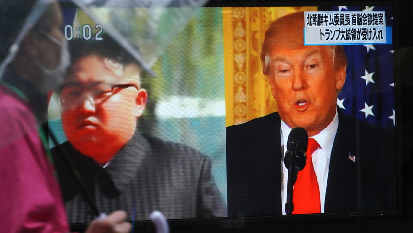 Kim und Trump im japanischen Fernsehen: Die Sanktionen gegen Nordkorea sollen bis zu einer Einigung bestehen bleiben, twitterte der US-Präsident.