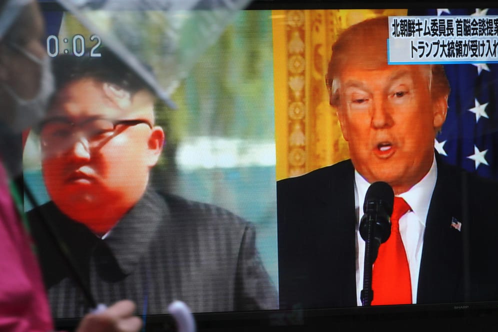 Kim und Trump im japanischen Fernsehen: Die Sanktionen gegen Nordkorea sollen bis zu einer Einigung bestehen bleiben, twitterte der US-Präsident.