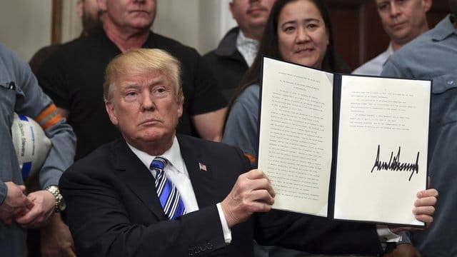 Trump bei der Unterzeichnung der Proklamationen: "Ich verteidige heute Amerikas nationale Sicherheit, indem ich Importe von Stahl und Aluminium mit Zöllen belege. Trump bei der Unterzeichnung der Proklamationen: "Ich verteidige heute Amerikas nationale Sicherheit, indem ich Importe von Stahl und Aluminium mit Zöllen belege.