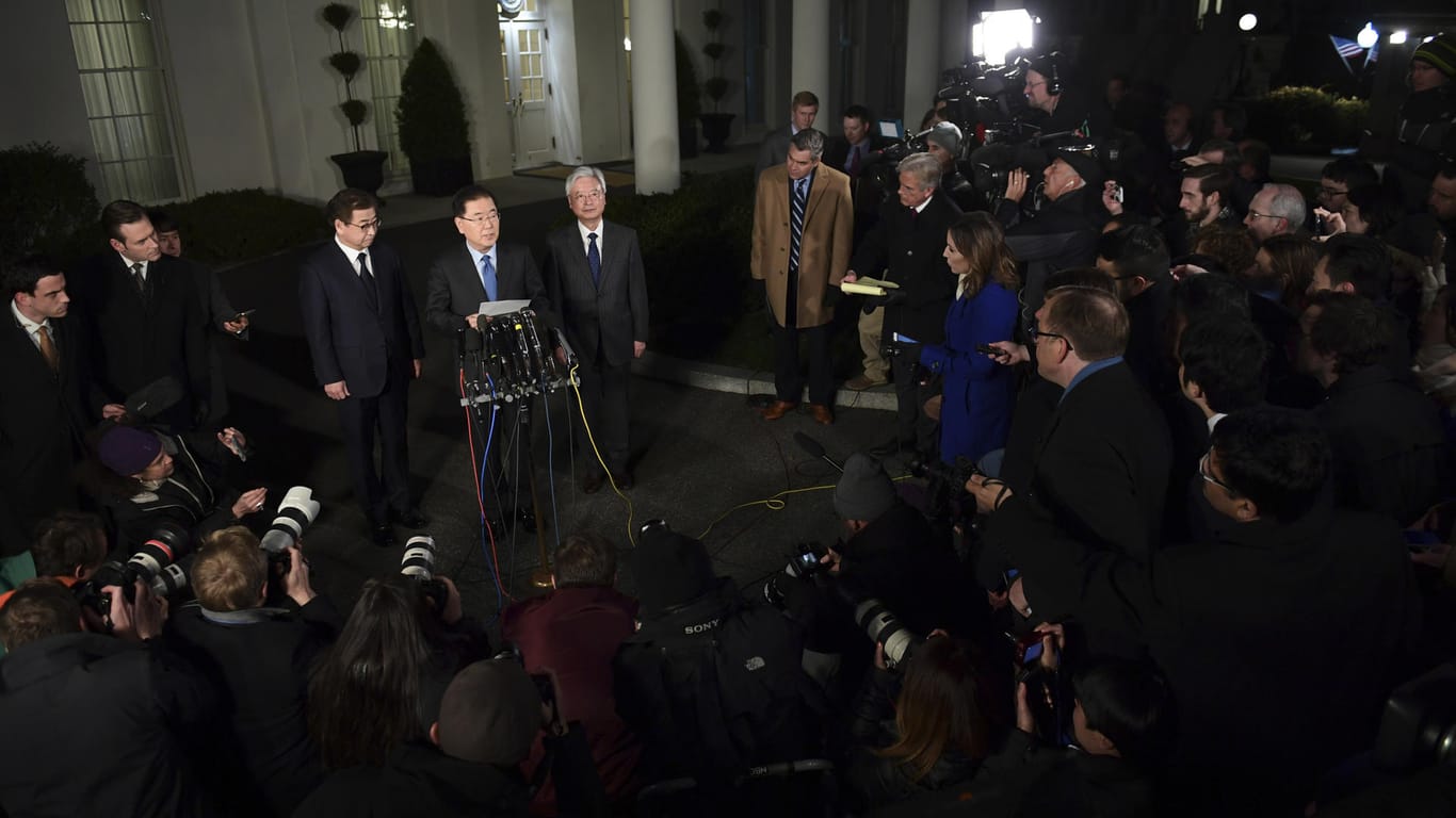 Südkoreas nationaler Sicherheitsberater Chung Eui Yong: Gestern Abend erklärt er vor dem Weißen Haus in Washington, dass Trump und Kim Jong-Un zu einem Treffen bereit seien.
