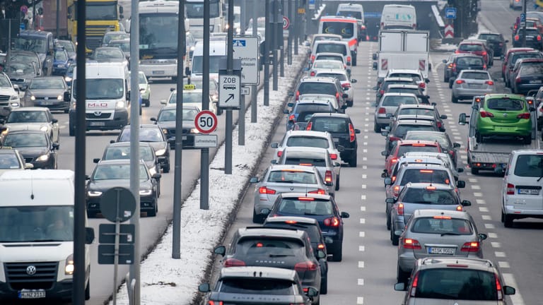 Nichts geht mehr in der Münchener Innenstadt. Das könnte angesichts drohender Fahrverbote bald besonders für Dieselfahrer gelten. Viele denken deshalb über den Verkauf ihres Autos nach und werden von attraktiven Prämien in die Autohäuser gelockt.