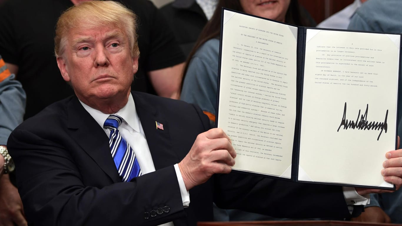 Donald Trump bei der Unterzeichnung einer Proklamation zu Importzöllen auf Stahl und Aluminium: "Ihr Vater sieht Ihnen aus dem Himmel zu und ist stolz auf Sie."