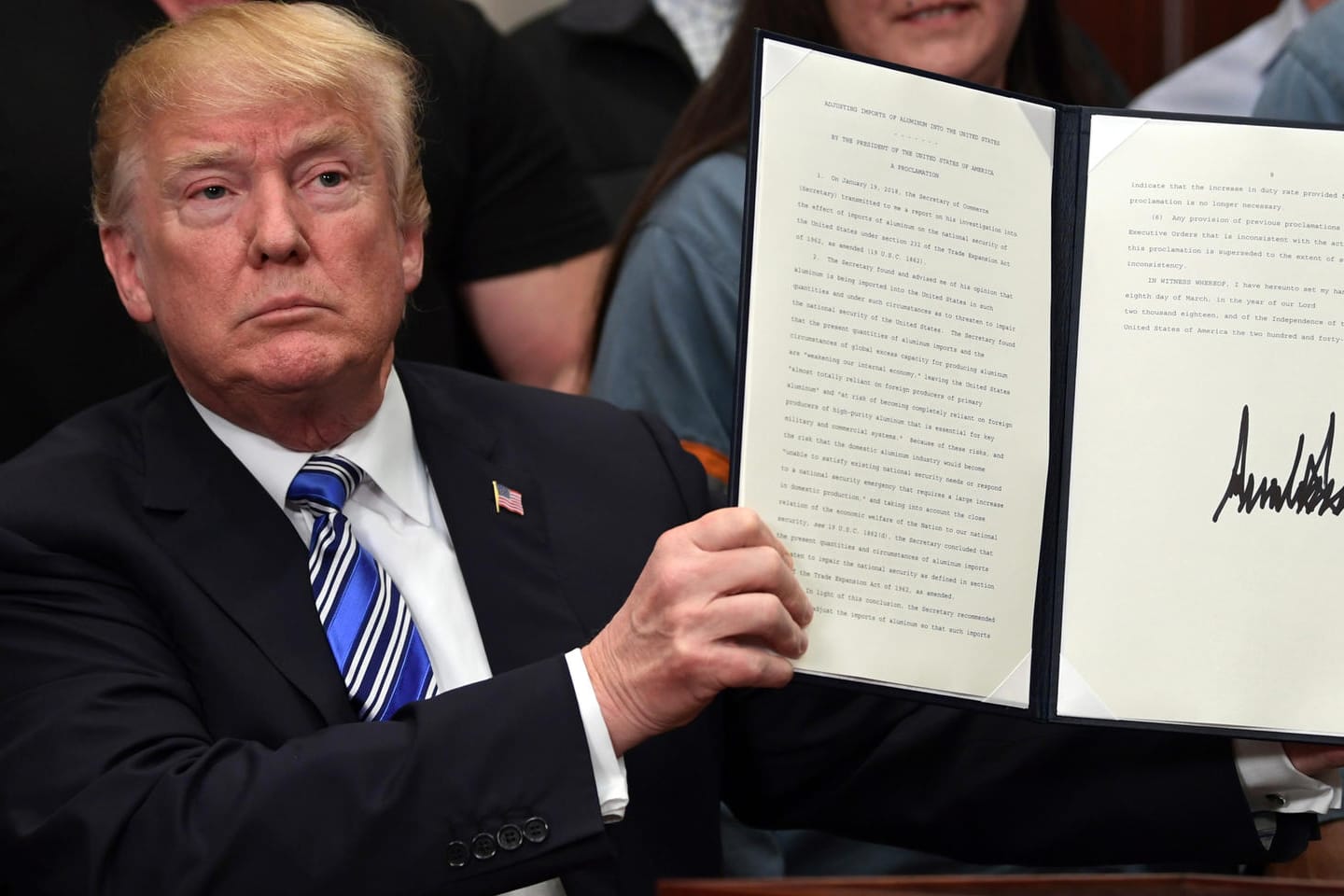 Donald Trump bei der Unterzeichnung einer Proklamation zu Importzöllen auf Stahl und Aluminium: "Ihr Vater sieht Ihnen aus dem Himmel zu und ist stolz auf Sie."