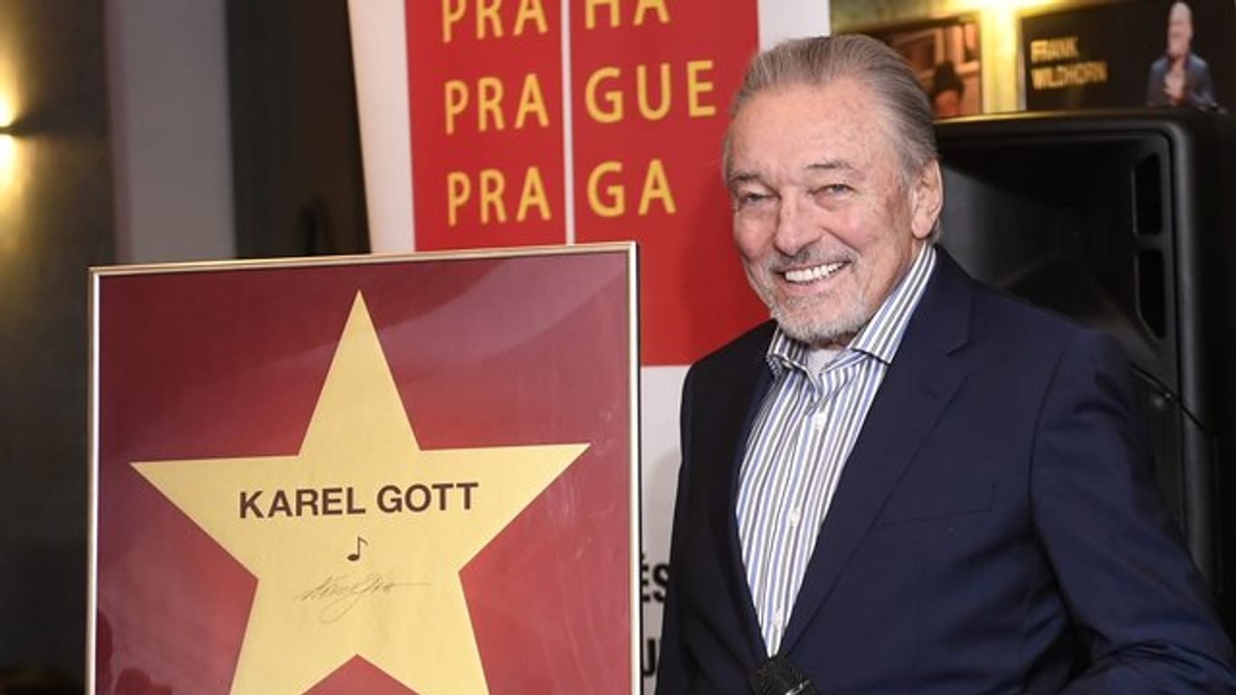 Gut gelaunt in Prag: der tschechische Sänger Karel Gott enthüllt seinen Stern.