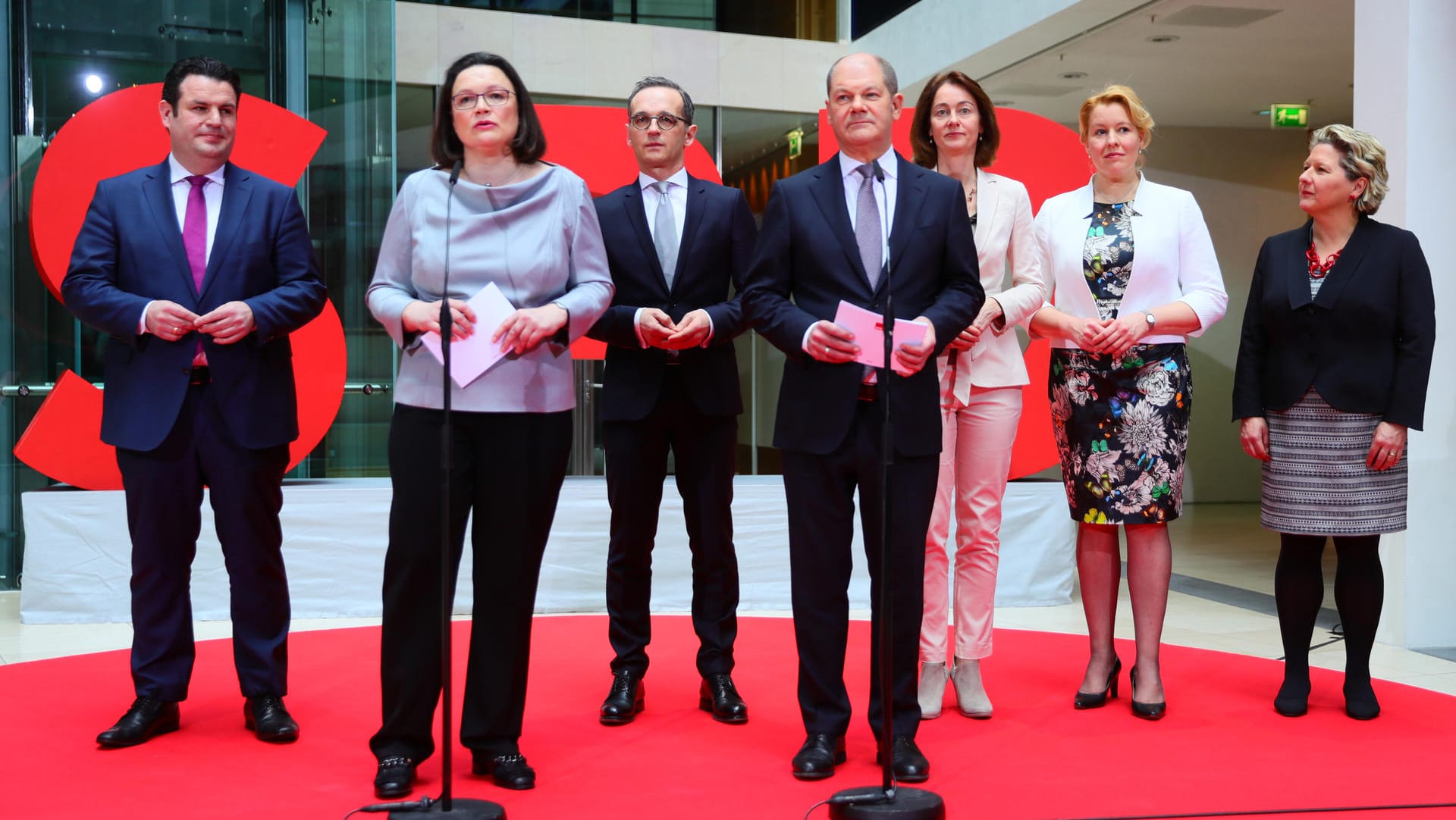 Die neuen SPD-Minister und Fraktionschefin Andrea Nahles im Berliner Willy-Brandt-Haus: Hubertus Heil (Arbeitsministerium), Heiko Maas (Auswärtiges Amt), Olaf Scholz (Finanzministerium), Katarina Barley (Justizministerium), Franziska Giffey (Familienministerium) und Svenja Schulze (Umweltministerium).