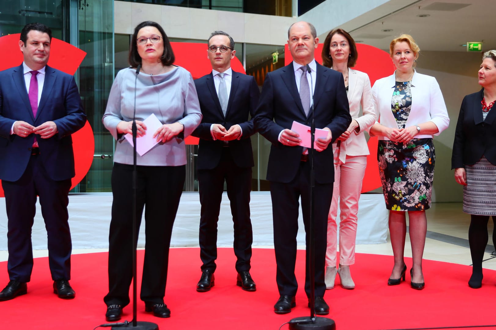 Die neuen SPD-Minister und Fraktionschefin Andrea Nahles im Berliner Willy-Brandt-Haus: Hubertus Heil (Arbeitsministerium), Heiko Maas (Auswärtiges Amt), Olaf Scholz (Finanzministerium), Katarina Barley (Justizministerium), Franziska Giffey (Familienministerium) und Svenja Schulze (Umweltministerium).