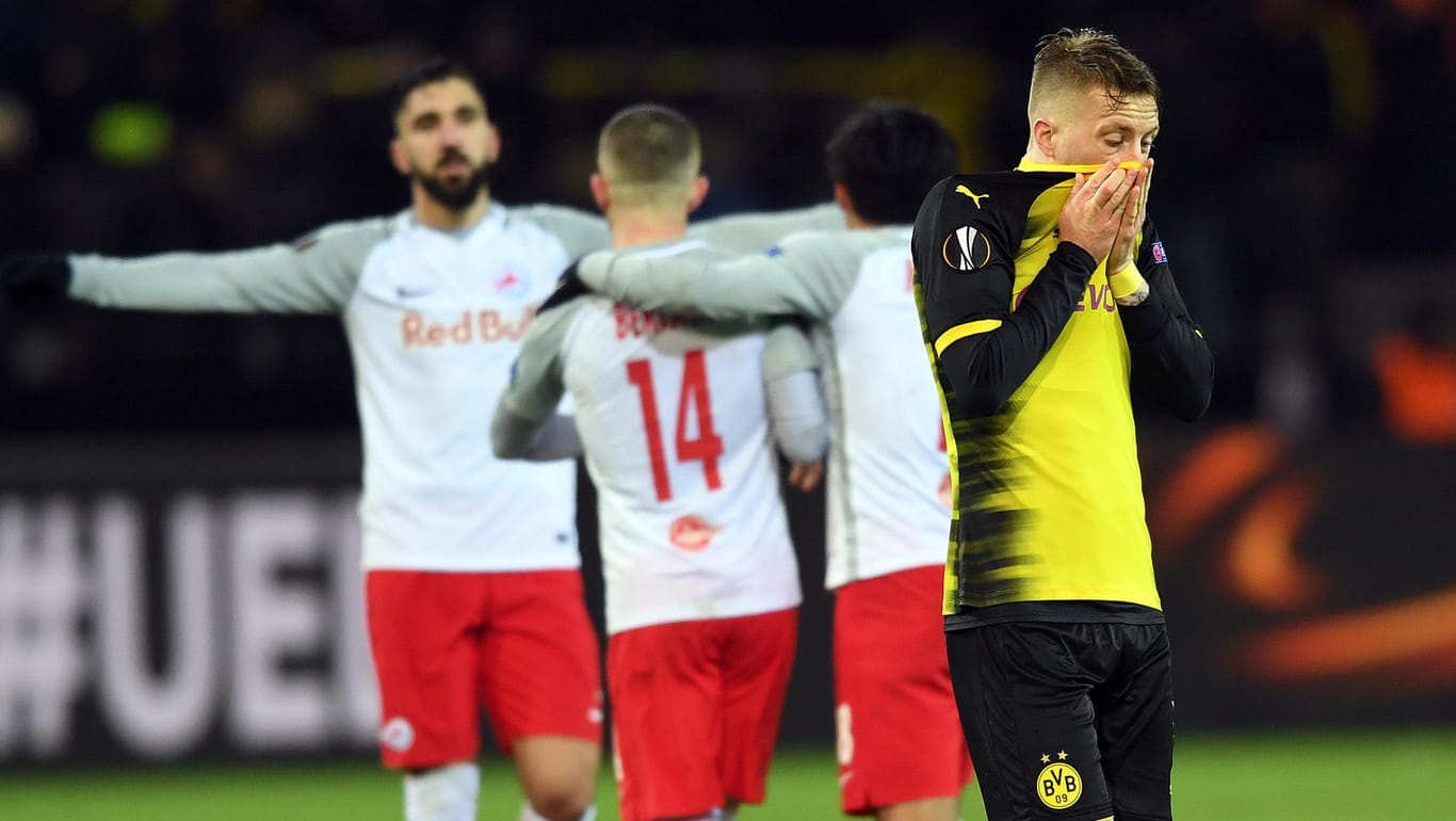 Die Salzburger jubeln, Dortmunds Marco Reus (r.) hält sich nach dem verlorenen Spiel die Hände vor das Gesicht. Nicht der erste überschaubare Auftritt eines Bundesligisten in Europa.