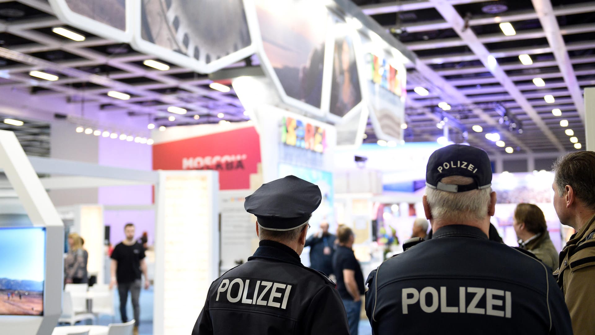 Polizisten vor dem Stand der israelischen Tourismusagentur: Auf der ITB haben Wachleute "Freiheit für Palästina" skandiert. Sie wurden suspendiert.