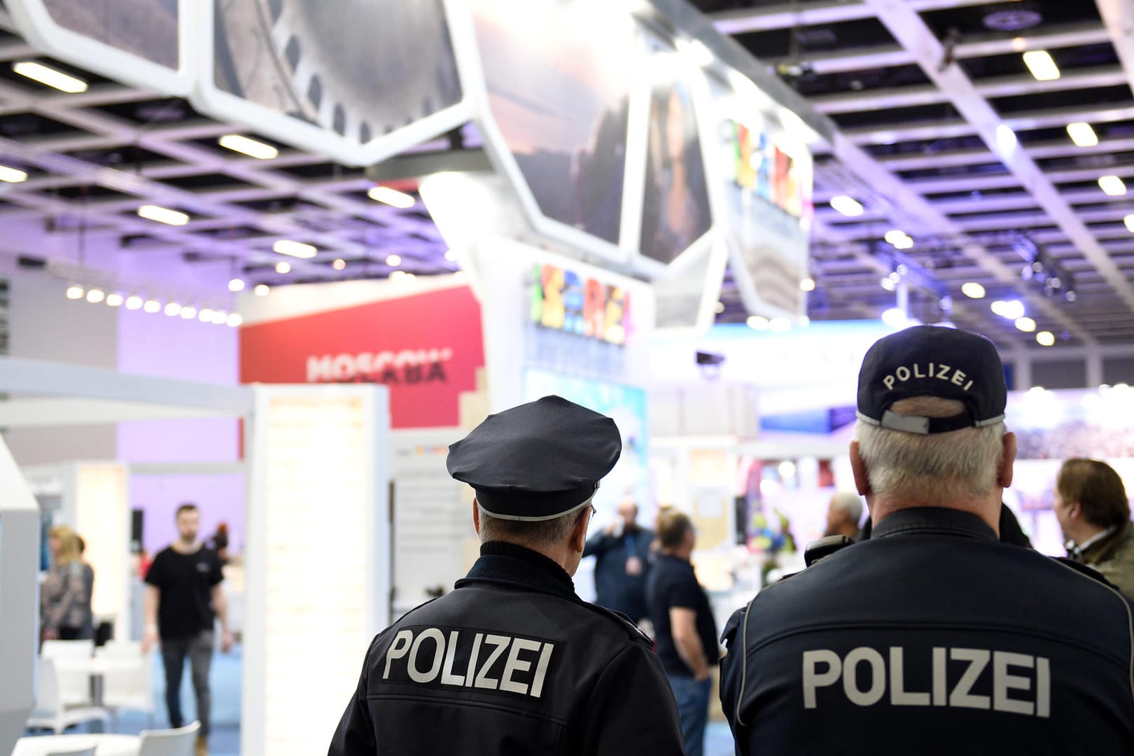 Polizisten vor dem Stand der israelischen Tourismusagentur: Auf der ITB haben Wachleute "Freiheit für Palästina" skandiert. Sie wurden suspendiert.