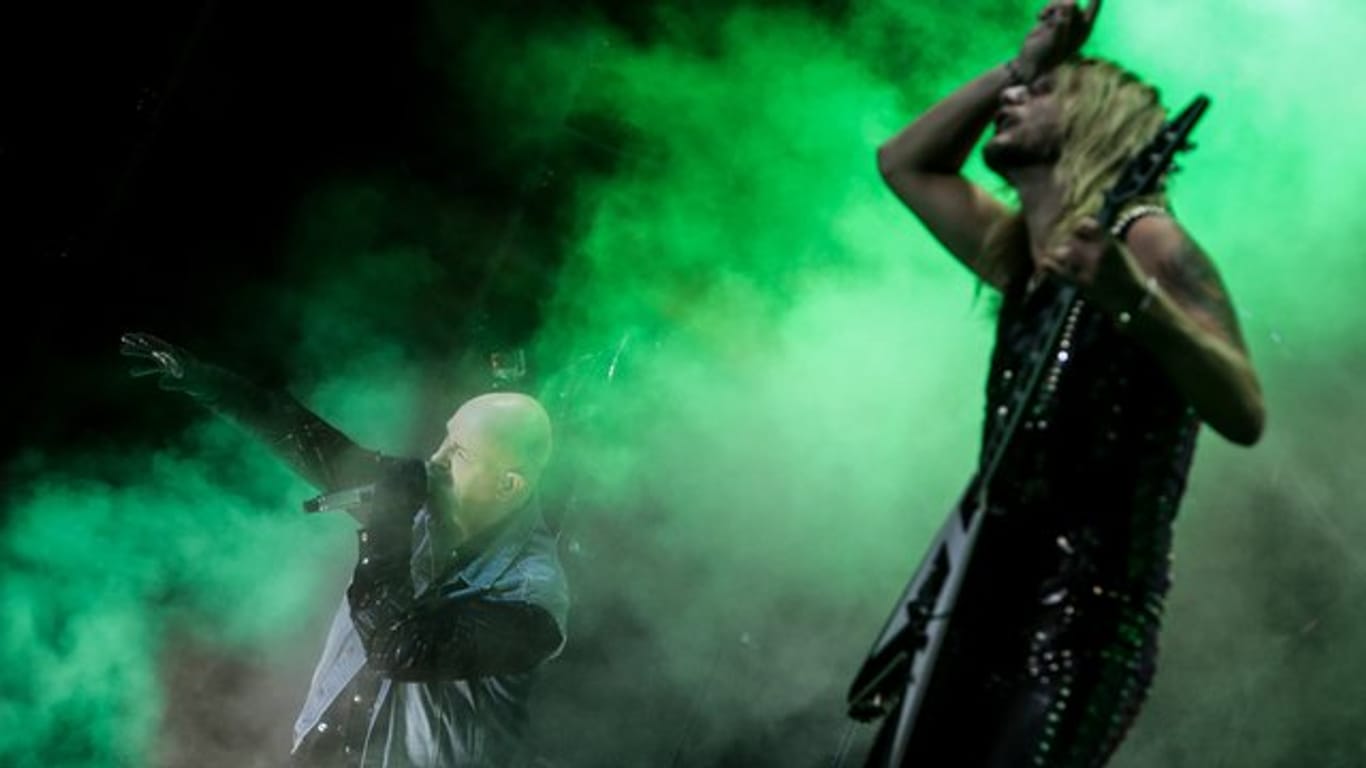 Rob Halford (l), Sänger und Richie Faulkner, Gitarrist der Metal-Band Judas Priest, beim W.