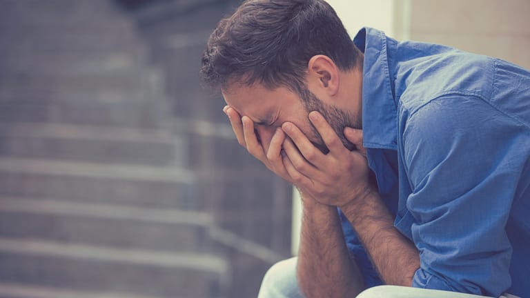 Mann mit Schmerzen im Gesicht: Normale Schmerzmittel helfen bei der Trigeminusneuralgie nicht.