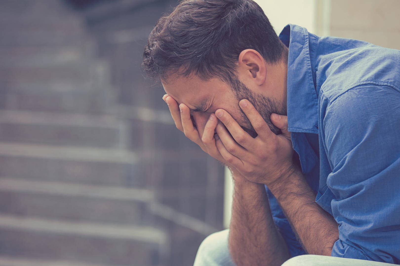 Mann mit Schmerzen im Gesicht: Normale Schmerzmittel helfen bei der Trigeminusneuralgie nicht.