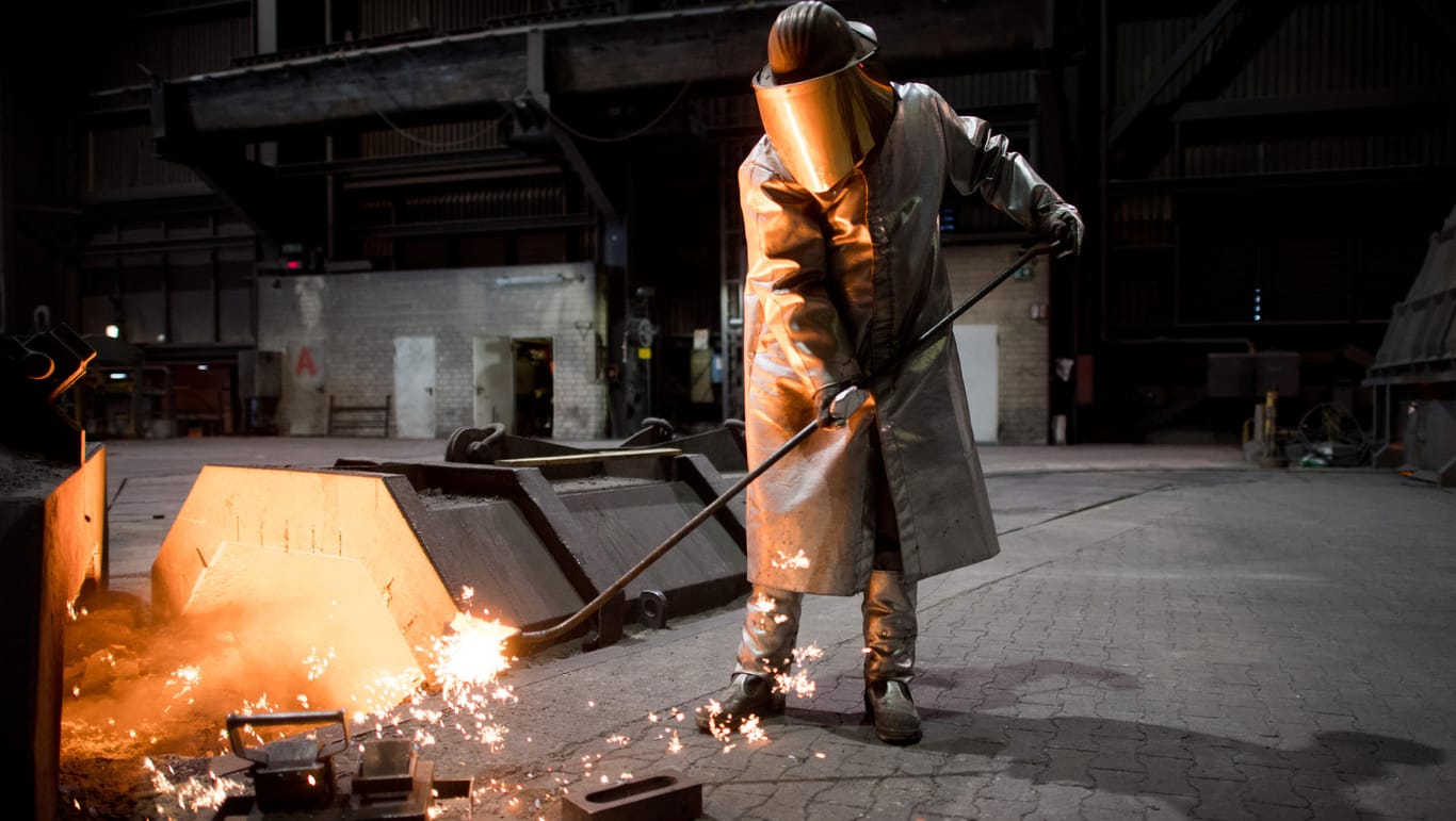 Ein Stahlarbeiter der Salzgitter AG: Die deutsche Stahlbranche fürchtet, dass bis zu 13 Millionen Tonnen Stahl aus Ländern wie China nun nach Europa umgeleitet werden.