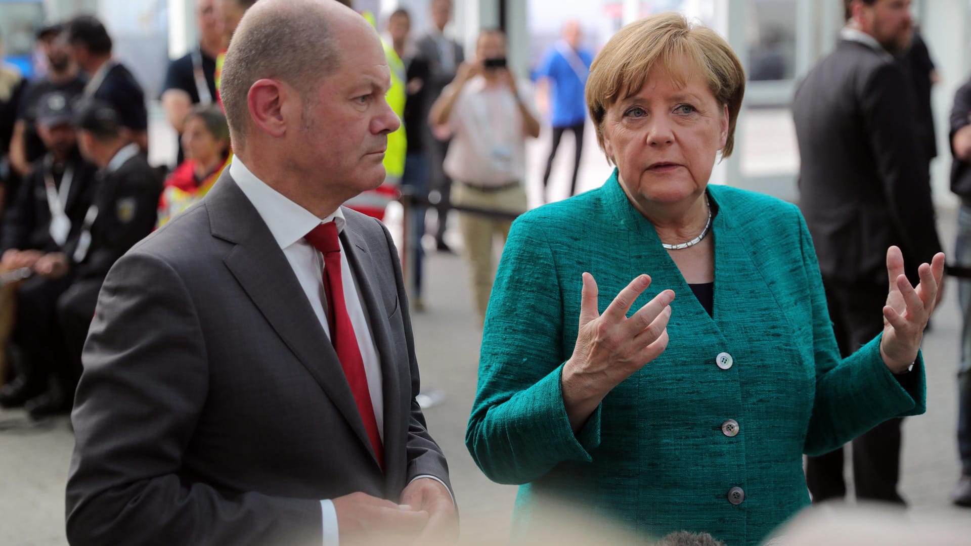 Angela Merkel und Olaf Scholz: im Sommer 2017 beim G20-Gipfel. Nun stehen sie zusammen an der Spitze der Bundesregierung. Angela Merkel und Olaf Scholz: im Sommer 2017 beim G20-Gipfel. Nun stehen sie zusammen an der Spitze der Bundesregierung.
